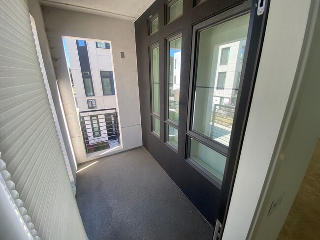 Building Photo - Modern Condo Living in the Heart of Alameda – Prime Location!