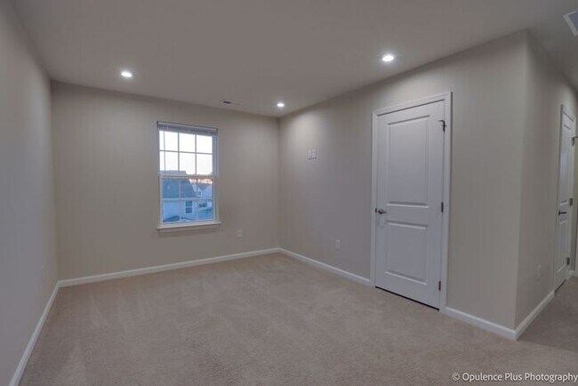 Building Photo - Gorgeous 3 Bed 3.5 Bath Fairborn Home!