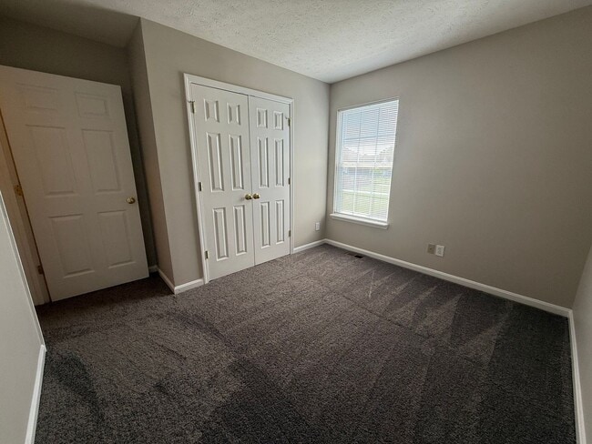 Building Photo - LARGE BEAUTIFUL 3 Bedroom 2.5 Bath Townhou...