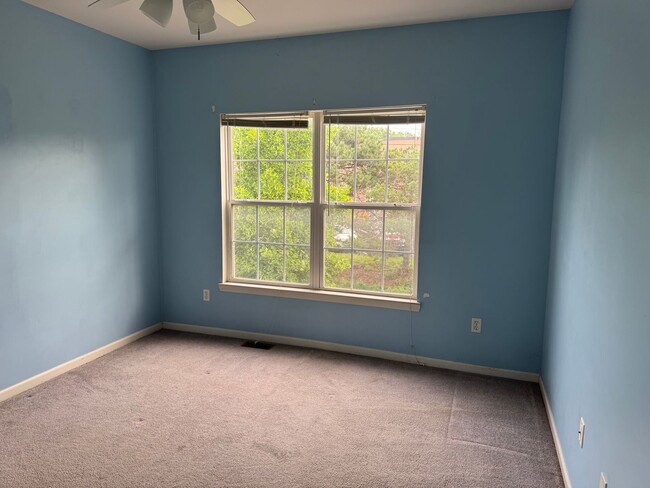 Building Photo - 3 Bedroom Condo
