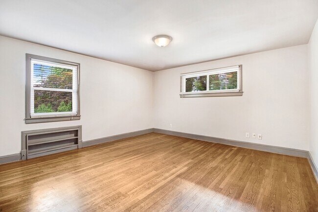 Building Photo - 105 Pineland Cir