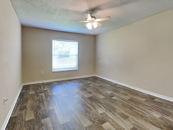 Building Photo - 7881 Manor Dr