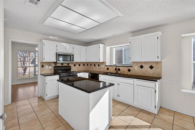 Building Photo - 1302 Silver Maple Dr