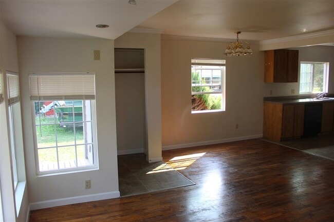 Building Photo - 3 Bedroom, 1.5 Bathroom House! Available now!