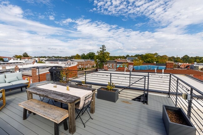Building Photo - Newer Three Bed-Three Bath Townhouse Condo...
