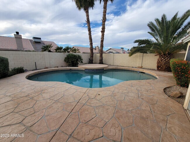 Building Photo - 1777 E Sheffield Ave