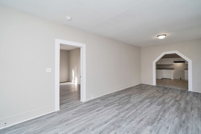 Building Photo - 611 Bell St