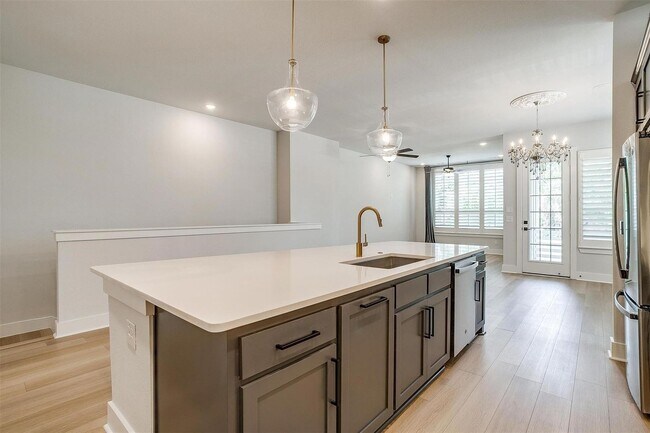 Building Photo - Stylish, Upgraded 3-bedroom, 2.5 bathroom ...