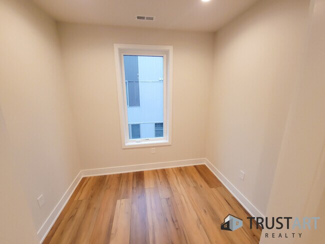 Building Photo - 3 bed/2bath condo house in Fishtown