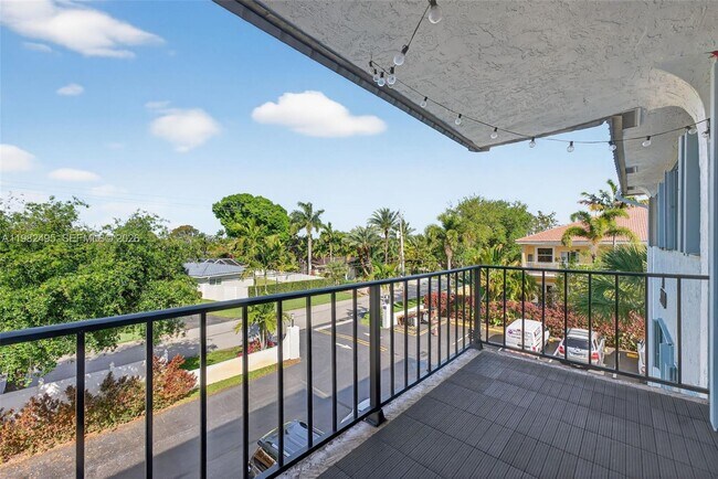 Building Photo - 3000 NE 5th Terrace