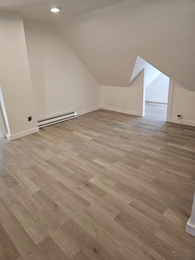 Building Photo - 210 Baldwin St