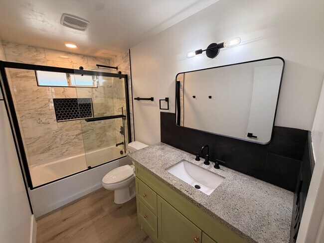 Building Photo - Updated 3 Bed / 2Bath Northeast Phoenix Home Ready for Immediate Move In w/ NO Carpet!