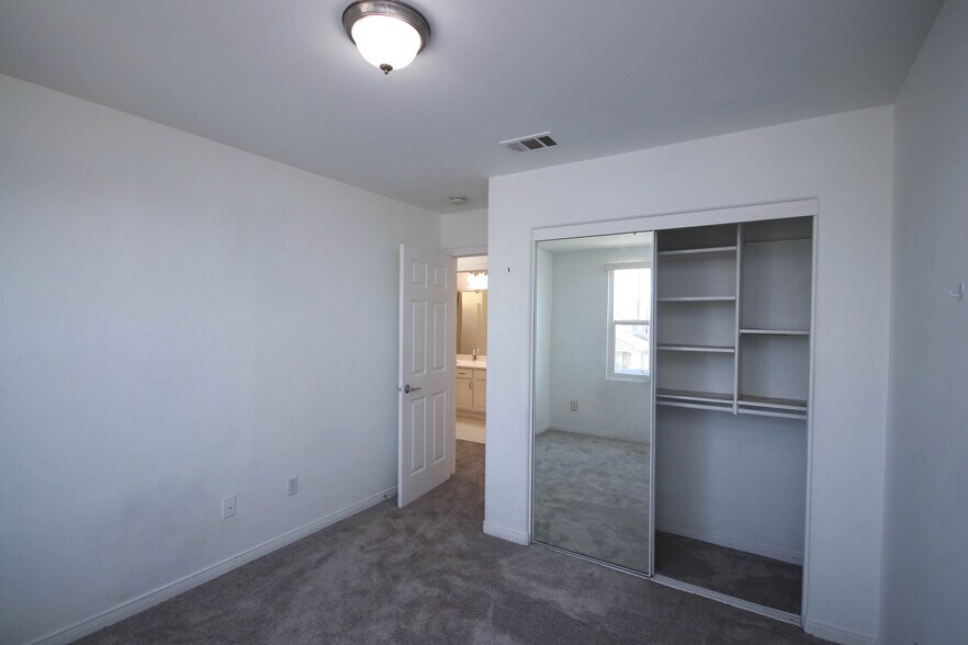 Building Photo - 2911 Spruce Ct