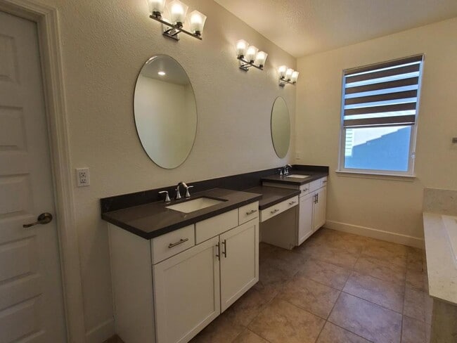 Building Photo - 3919 Watermist Way