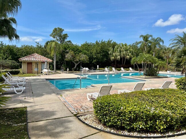 Building Photo - One Bedroom Apartment in Gated Community - Easy Highway Access!