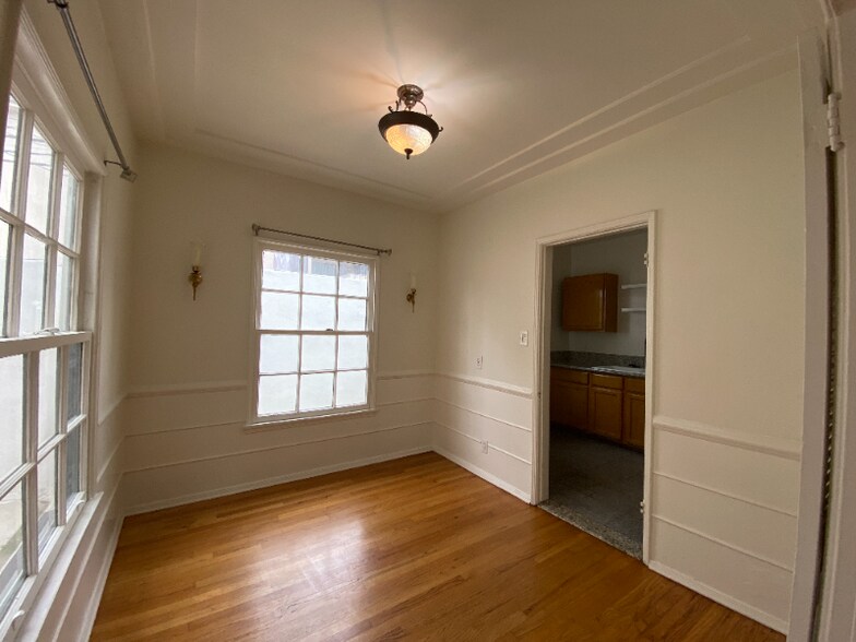 Building Photo - 9006 Burton Way
