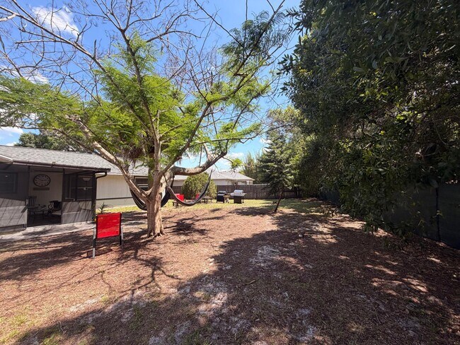 Building Photo - 1902 SW Aladdin St