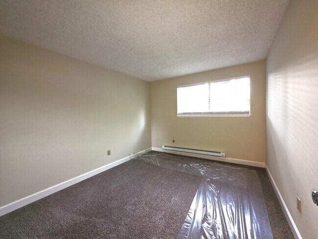 Building Photo - Large 2 bedroom 1.5 bath 2 car garage townhouse new custom flooring and paint throughout with new...