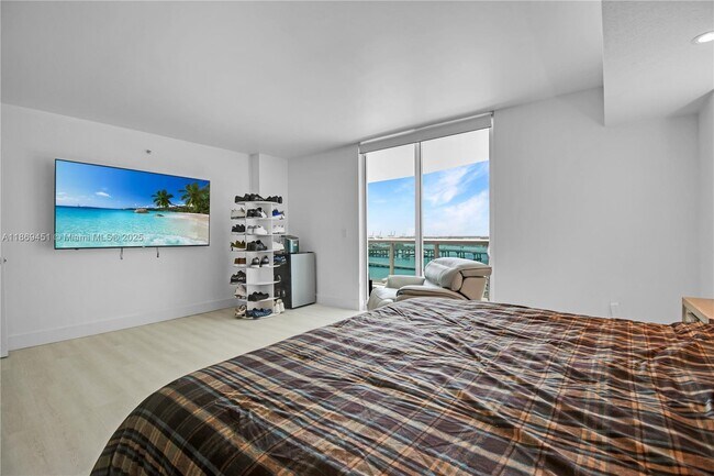 Building Photo - 1800 N Bayshore Dr