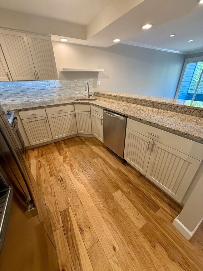 Building Photo - Sunny Luxury 2 Bedrooms 2 Baths Condo with...