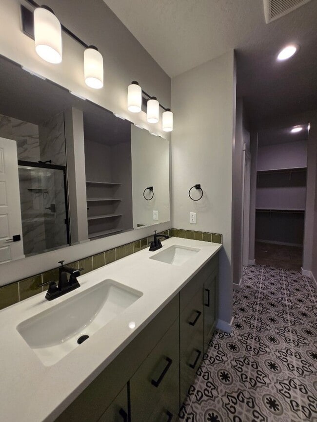 Building Photo - Elegant Nampa Home