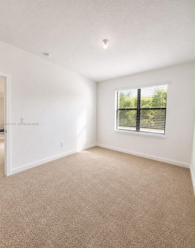 Building Photo - 8740 SW Kanner Oaks Dr