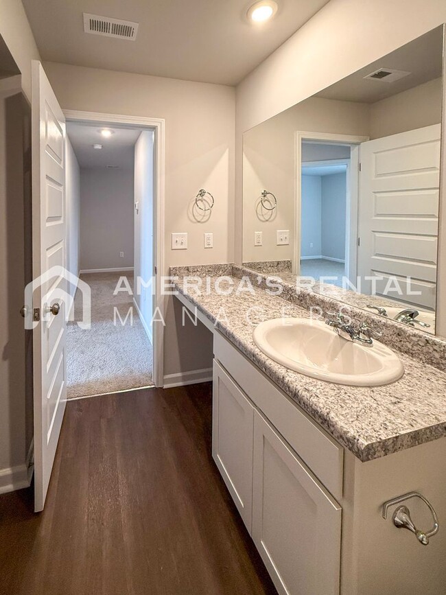 Building Photo - Escape to Lakeside Living in Lincoln! Available to View Now!