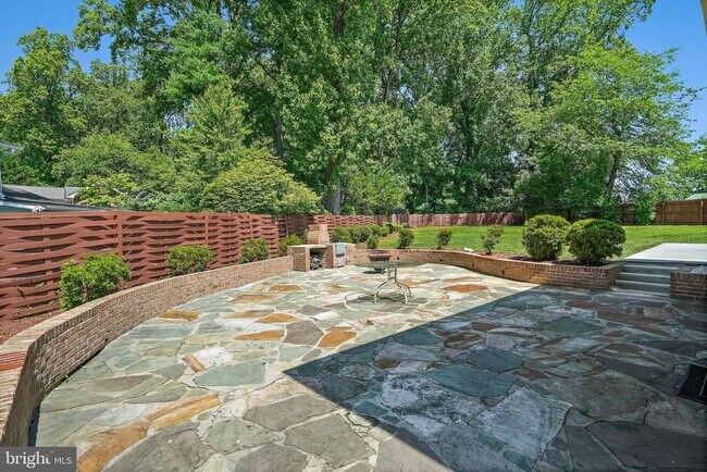 Building Photo - 6607 Lone Oak Dr