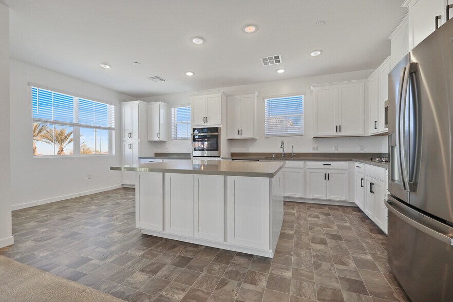 Building Photo - 2555 Hampton Rd