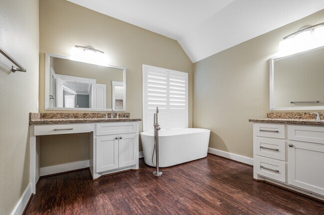 Building Photo - 2506 S Strathford Ln