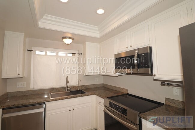 Building Photo - 3 Bedroom 2.5 Townhome A MUST SEE!!