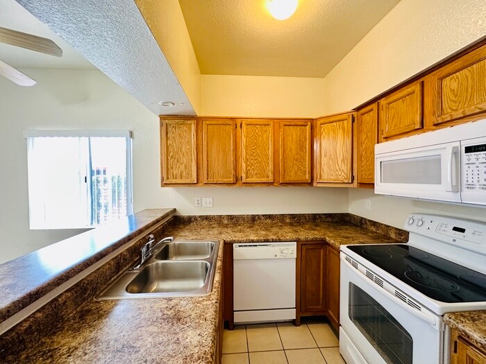 Building Photo - 3231 E Presidio Rd