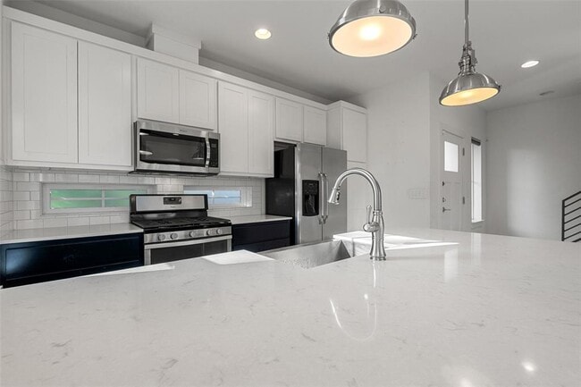 Building Photo - 1003 Fiesta St