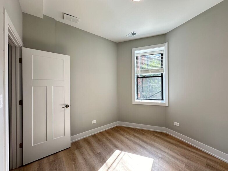 Building Photo - 419 W Belden Ave