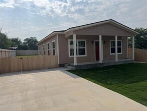 Building Photo - 413 5th St