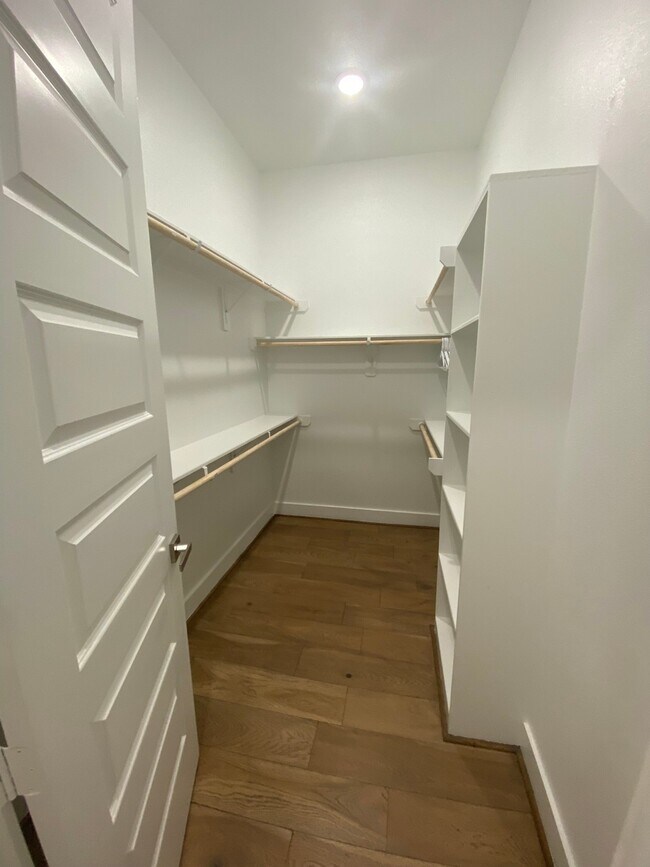 Building Photo - 303 Queen Sude Ln