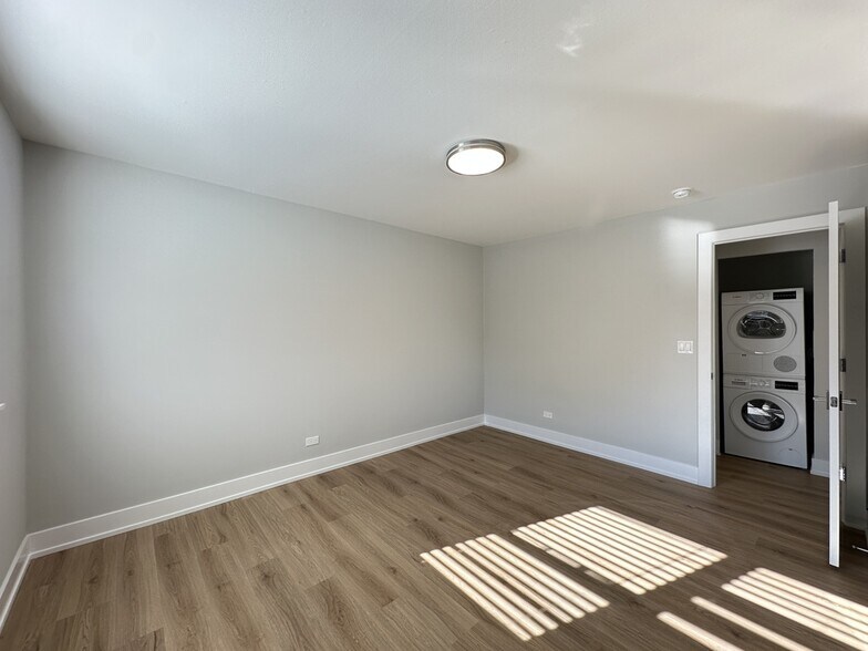 Building Photo - 535 W Aldine Ave