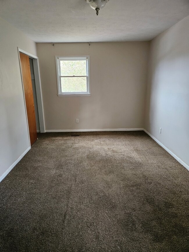 Building Photo - 100 Oak Rd