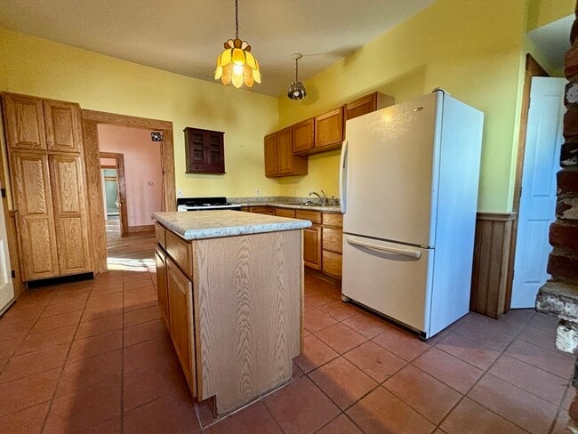 Building Photo - 527 Main St