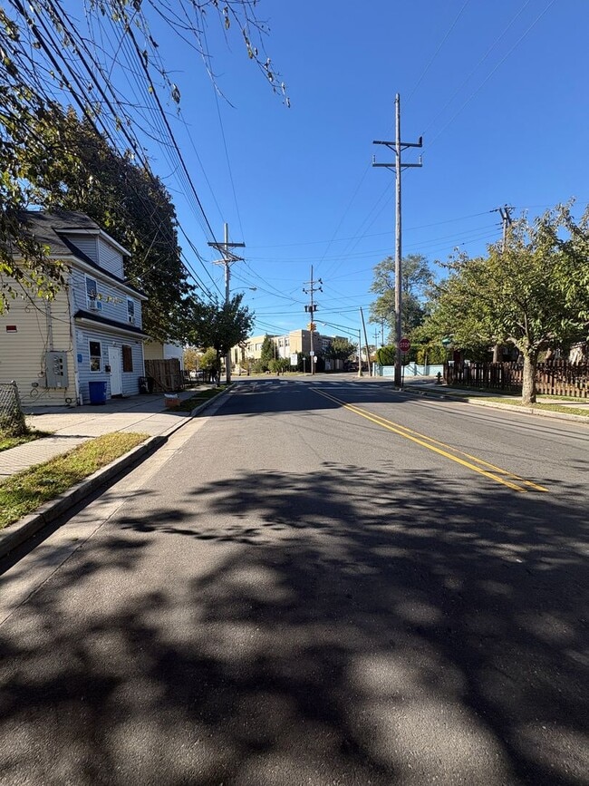 Building Photo - Beautiful, Newly Renovated 4 Bedroom 2 1/2...