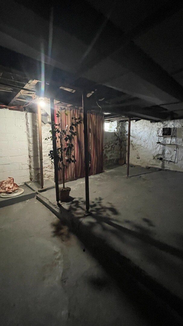 Building Photo - Spacious 4-Bedroom Home with 2 Full Bathrooms – Section 8 Approved and Ready for Move-In!