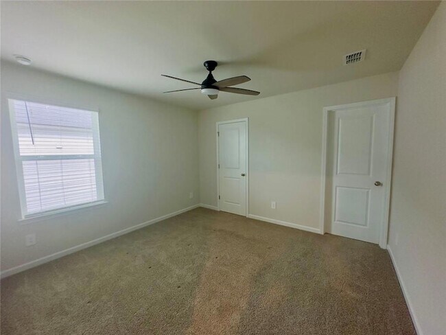Building Photo - 327 Vly Oak Dr