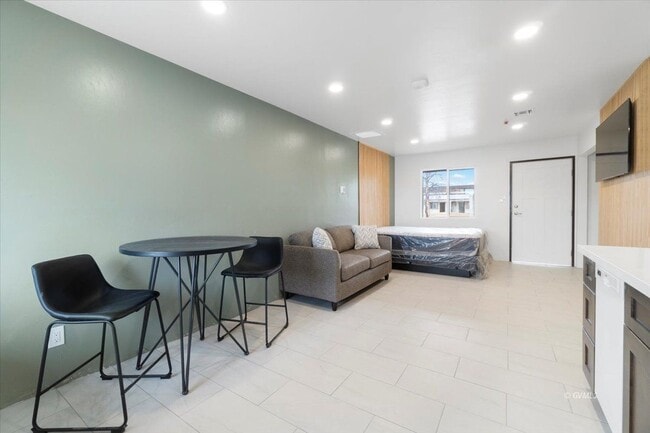 Building Photo - 1879 W Peppertree Dr