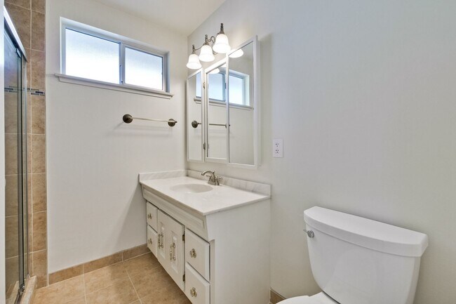 Building Photo - Hardwood Floors- Top Moreland SCH- SM Dogs Welcome- Close to Apple