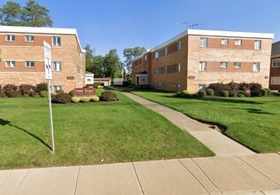 Building Photo - Center Terrace Apt Bldg 1