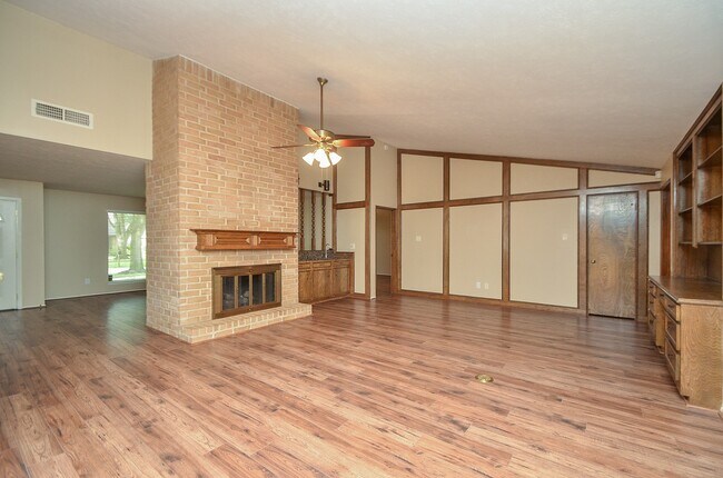 Building Photo - 3027 Colonial Dr