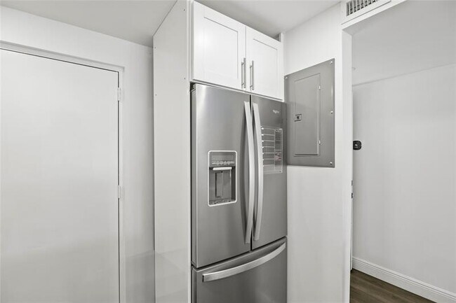 Building Photo - 2310 S Cypress Bend Dr
