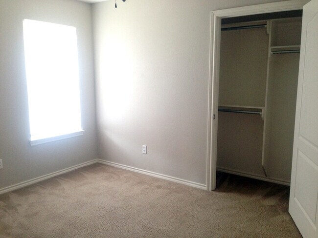 Building Photo - 3 Bedroom Duplex for Rent in Lindale! Tour Today!