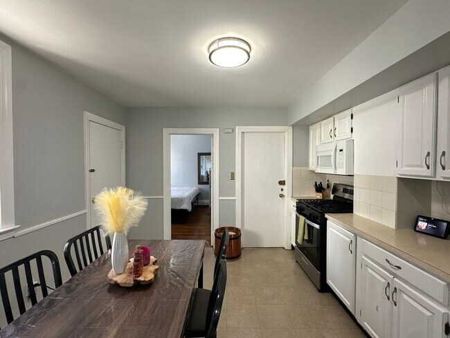 Building Photo - 332 Main St