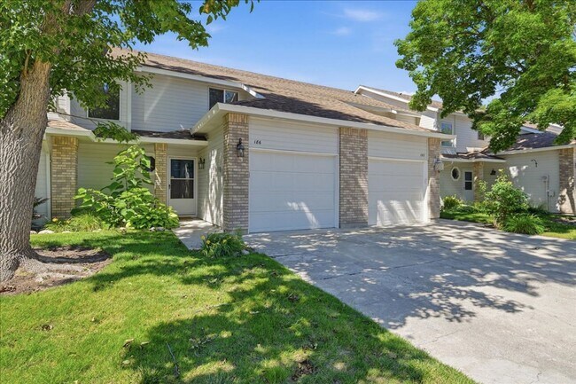 Building Photo - 3 Bedroom 2.5 Bathroom Townhouse in Southeast Boise